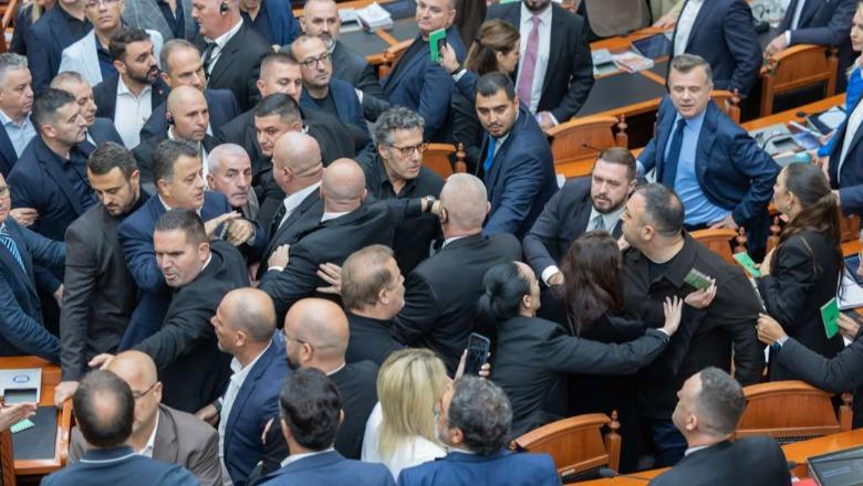 Sekretariati i Etikës shqyrton kërkesën e PS për përjashtimin e 20 deputetëve të PD pas përplasjeve në Kuvend