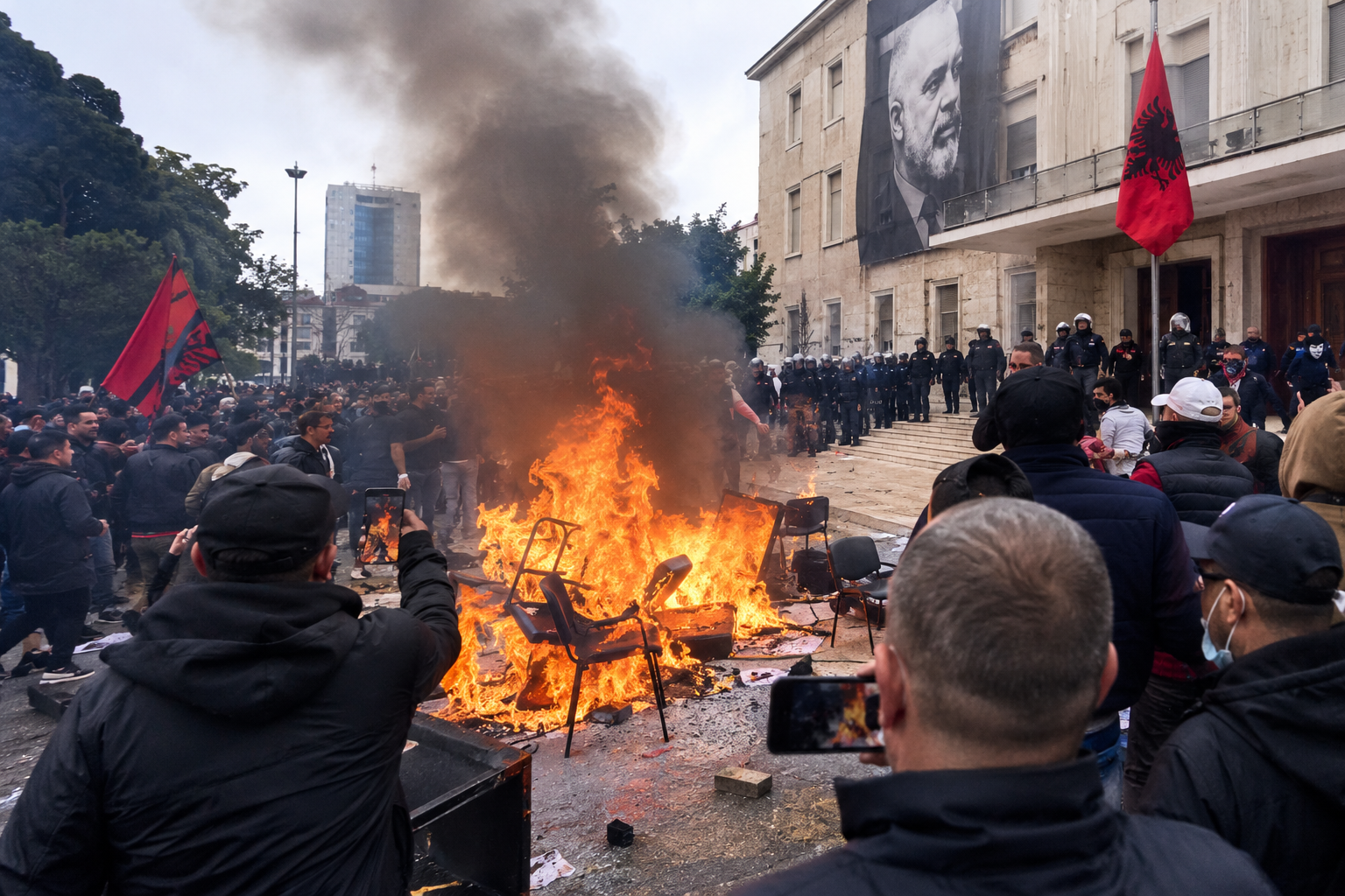 Dita e 13-të e protestës kundër qeverisë, tensione para Kryeministrisë: Digjen karriget e dialogut, dhunohet një protestues që kërkoi bisedime