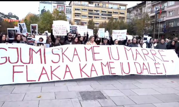 “Gra revoltohuni”, vrḁsja e Arlinda Zekajt, nis protesta në sheshin “Zahir Pajaziti”