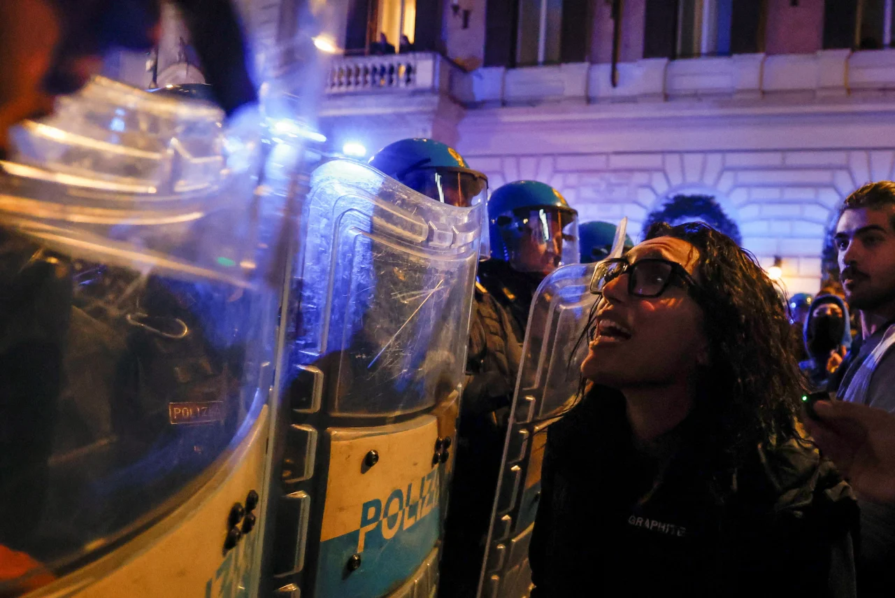 Përplasje në Francë, policia përdor gaz lotsjellës dhe topa uji në Paris; mbi 400 mijë protestues në mbarë vendin