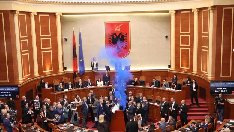 Kaosi gjatë seancës plenare/ PS kërkon përjashtimin e Berishës me 10 ditë nga Kuvendi, 60 ditë për 6 deputetë demokratë! ‘Etika’ mblidhet sot online për të vendosur