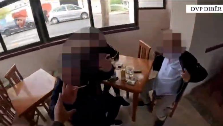 ‘Policia asnjë lëvizje’, shisnin kokainë në Burrel, tre të arrestuar! Sekuestrohen 13 celularë dhe një orë ‘Rolex’ (VIDEO)